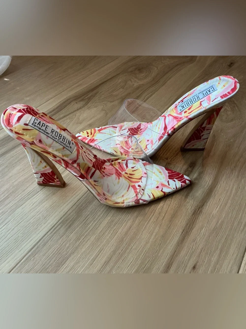 BRAND NEW Women's Pink Patterned Block Heel Sandals Cape Robbin size 9